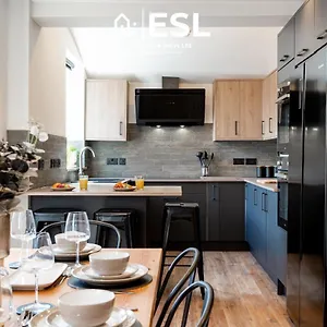 5 Bedroom Townhouse Perfectly Located 2 Mins Walk From The Train Station Holiday home Chester